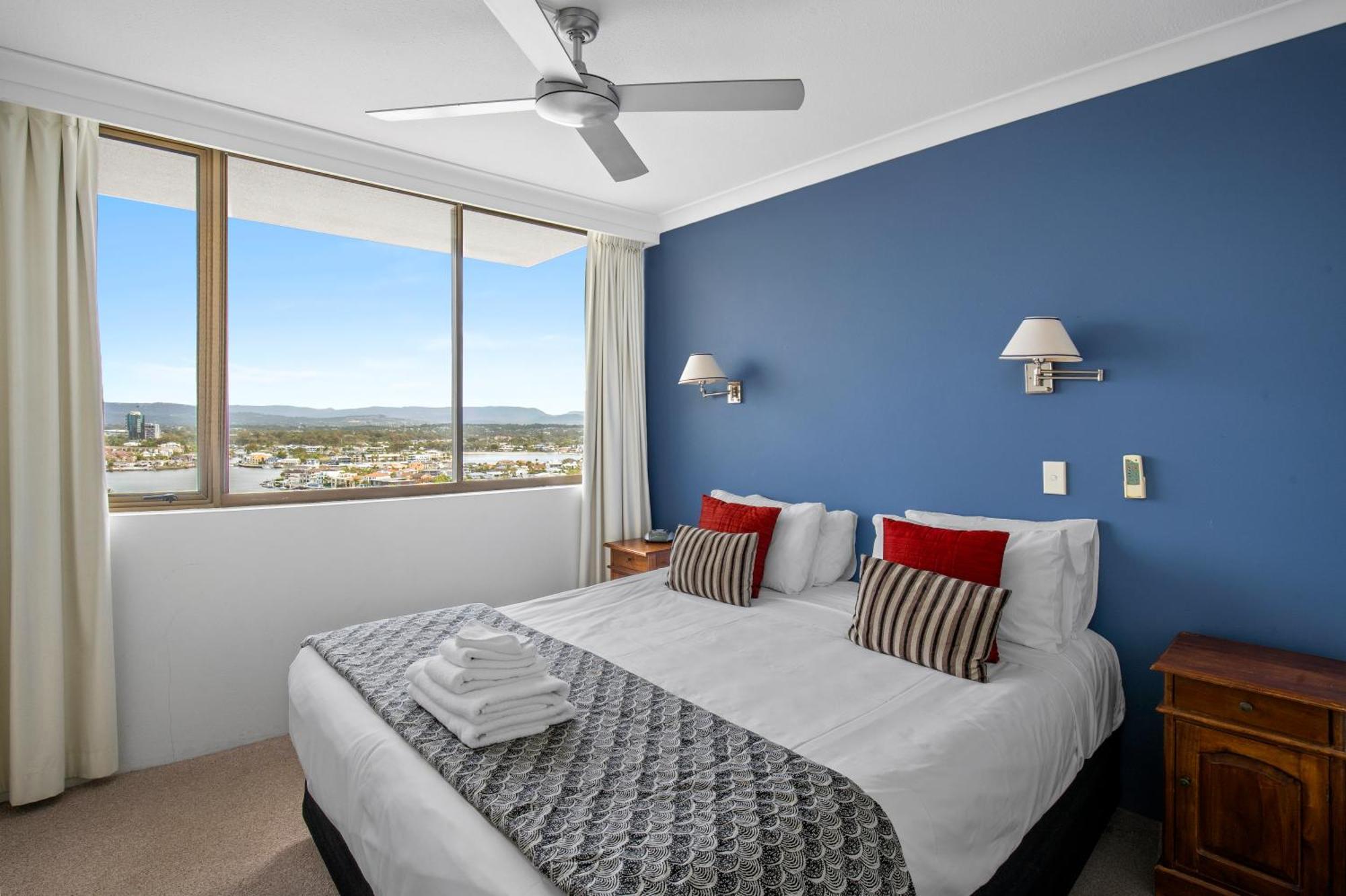 Capricorn One Beachside Holiday Apartments - Official โกลด์โคสต์ ภายนอก รูปภาพ