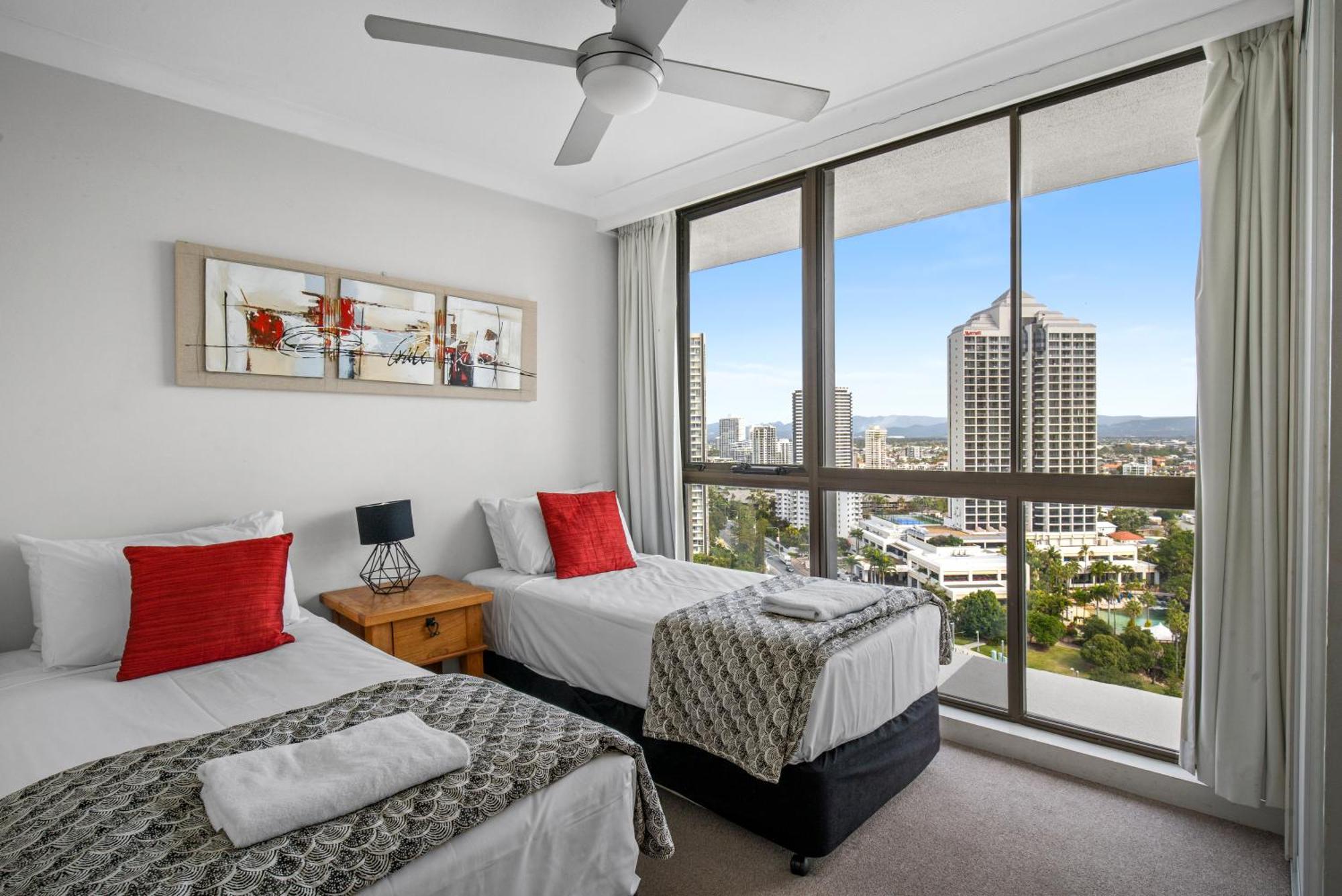 Capricorn One Beachside Holiday Apartments - Official โกลด์โคสต์ ภายนอก รูปภาพ