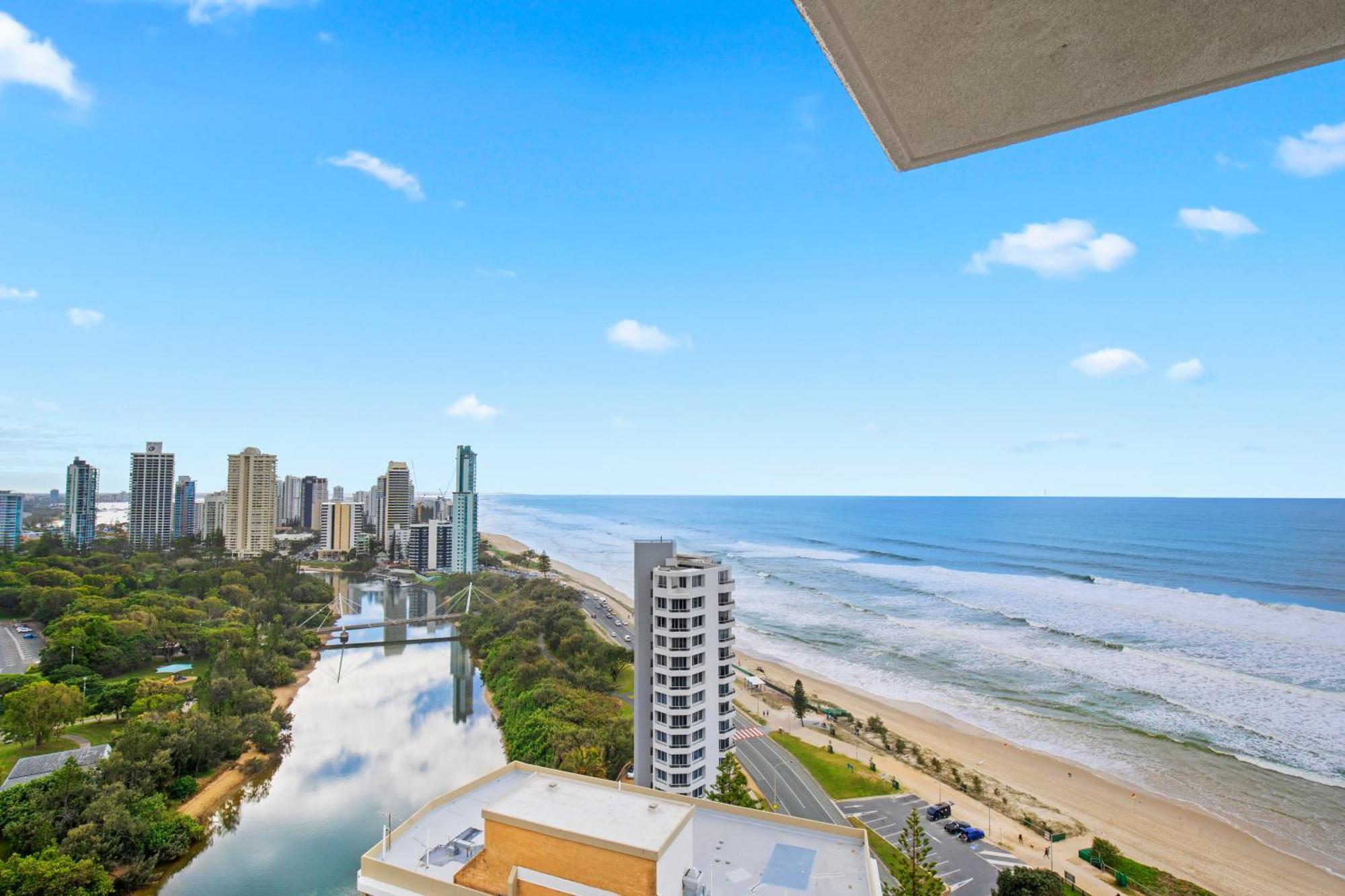 Capricorn One Beachside Holiday Apartments - Official โกลด์โคสต์ ภายนอก รูปภาพ