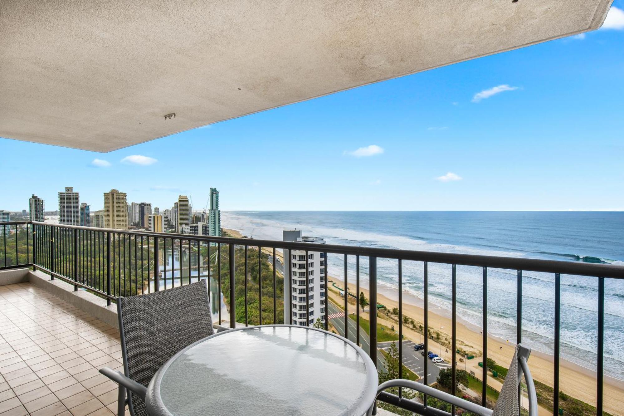 Capricorn One Beachside Holiday Apartments - Official โกลด์โคสต์ ภายนอก รูปภาพ