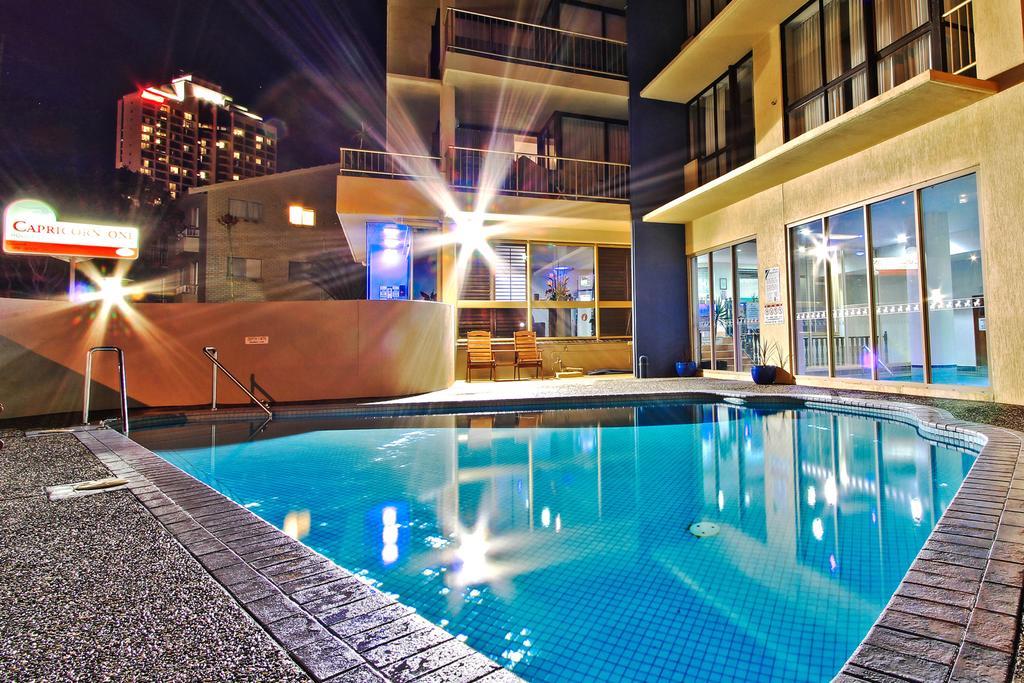 Capricorn One Beachside Holiday Apartments - Official โกลด์โคสต์ ภายนอก รูปภาพ