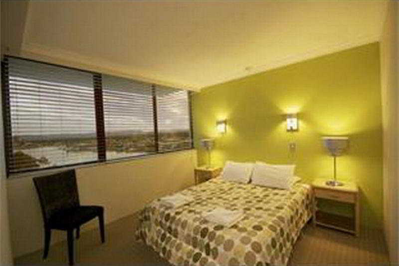 Capricorn One Beachside Holiday Apartments - Official โกลด์โคสต์ ภายนอก รูปภาพ