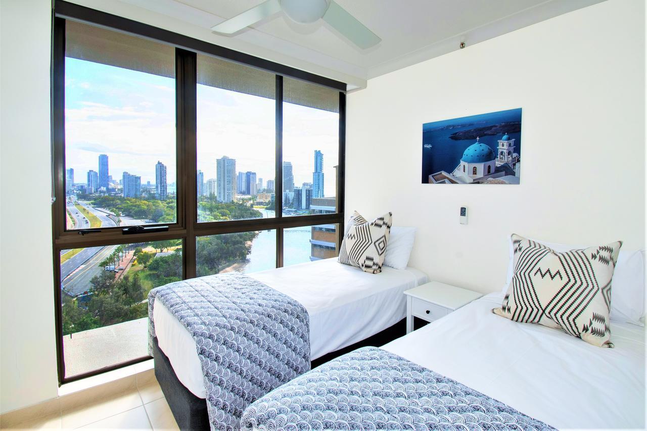 Capricorn One Beachside Holiday Apartments - Official โกลด์โคสต์ ภายนอก รูปภาพ
