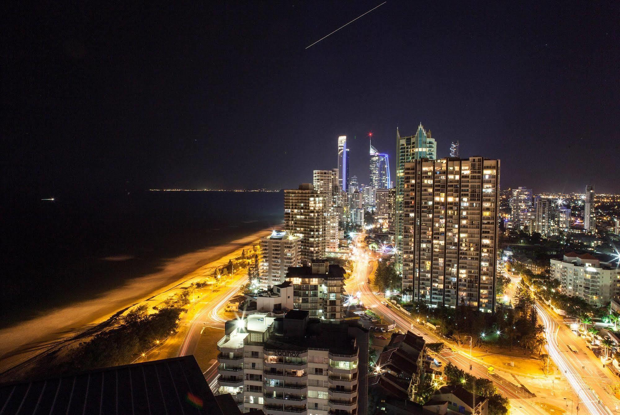 Capricorn One Beachside Holiday Apartments - Official โกลด์โคสต์ ภายนอก รูปภาพ