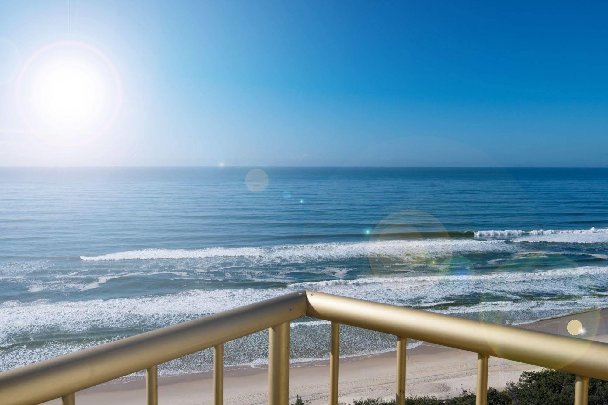 Capricorn One Beachside Holiday Apartments - Official โกลด์โคสต์ ภายนอก รูปภาพ