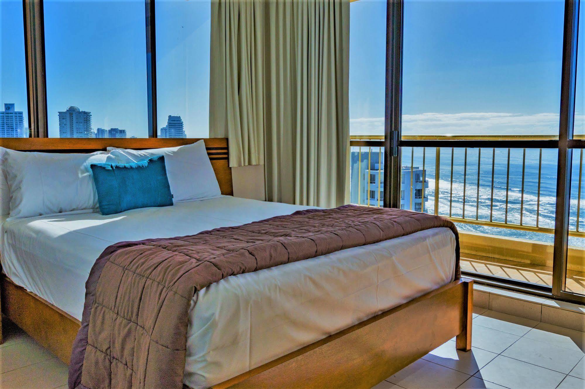 Capricorn One Beachside Holiday Apartments - Official โกลด์โคสต์ ภายนอก รูปภาพ