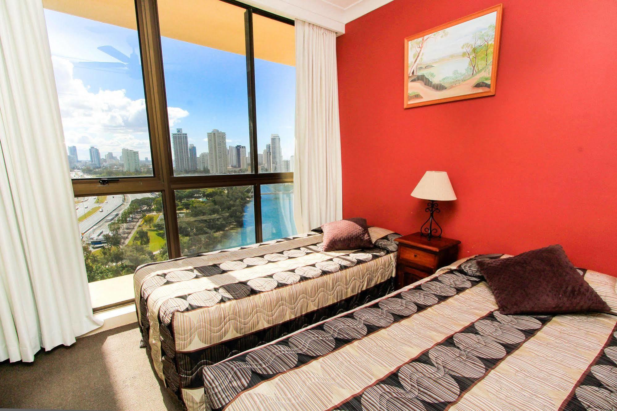 Capricorn One Beachside Holiday Apartments - Official โกลด์โคสต์ ภายนอก รูปภาพ