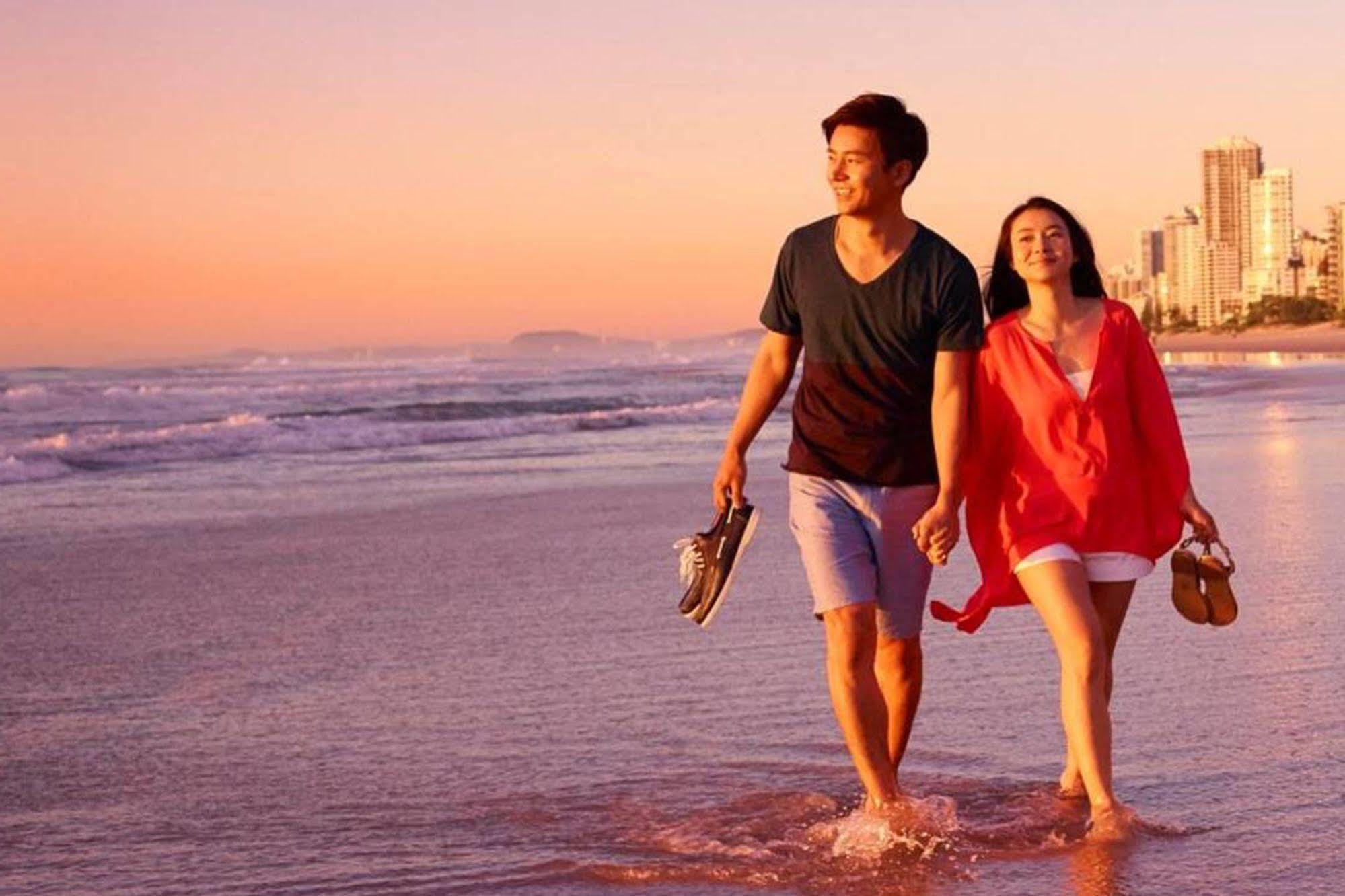 Capricorn One Beachside Holiday Apartments - Official โกลด์โคสต์ ภายนอก รูปภาพ