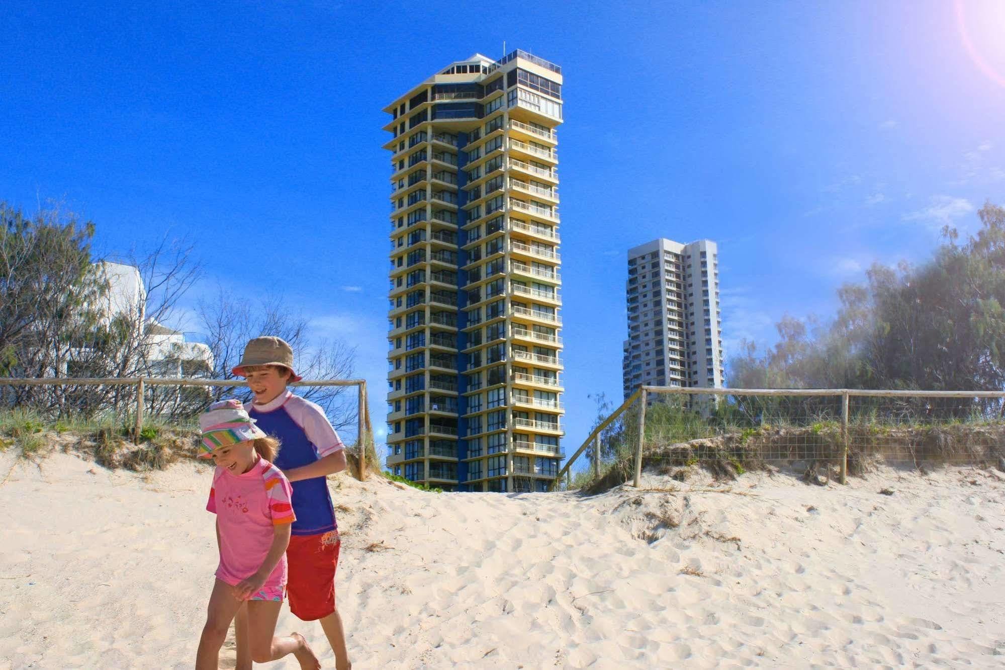 Capricorn One Beachside Holiday Apartments - Official โกลด์โคสต์ ภายนอก รูปภาพ