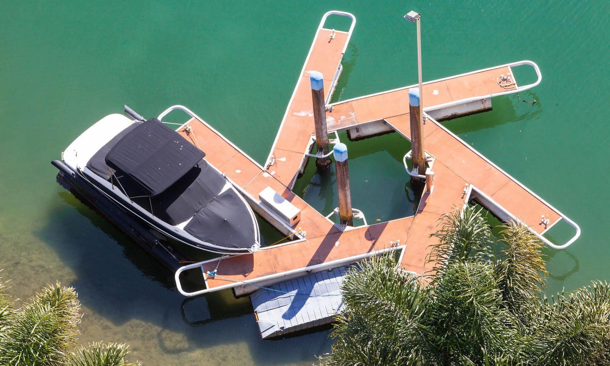 Capricorn One Beachside Holiday Apartments - Official โกลด์โคสต์ ภายนอก รูปภาพ