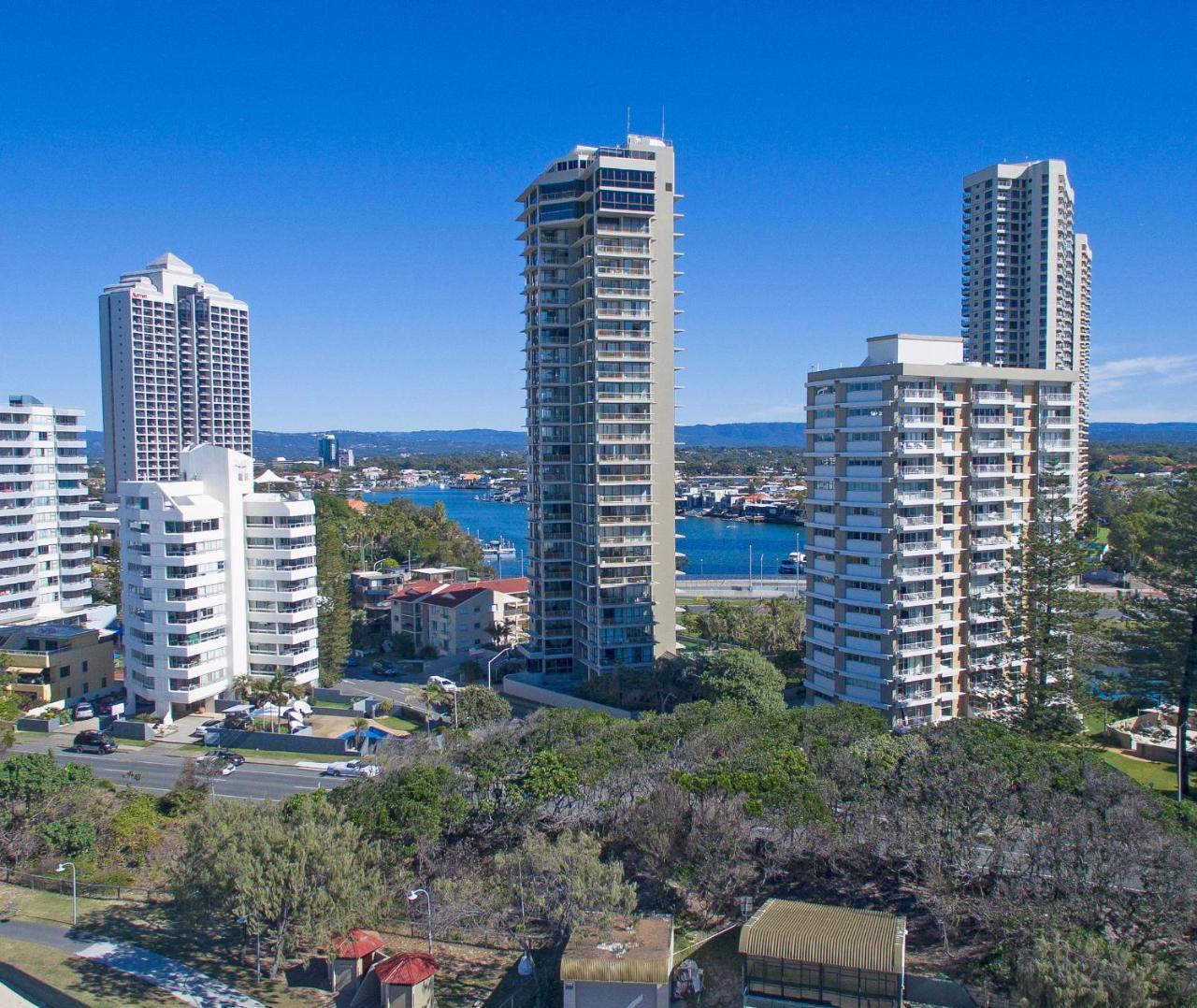 Capricorn One Beachside Holiday Apartments - Official โกลด์โคสต์ ภายนอก รูปภาพ